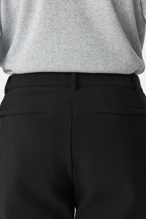 남성 테이퍼드핏 베이직 팬츠는 겨울철 등산 및 일상생활에서 활용하기 좋은 남성용 바지입니다. 발수 기능과 신축성을 갖춘 나일론, 폴리에스터 혼방 소재로 제작되어 편안한 착용감을 제공합니다. 무지 디자인에 블랙 컬러로 어떤 스타일에도 잘 어울리며, 테이퍼드핏으로 다리 라인을 깔끔하게 잡아줍니다. 이밴드 허리, 지퍼 포켓, 양옆 핸드 포켓, 뒷면 포켓 등 실용적인 디테일을 더해 활동성을 높였습니다. 미니멀, 클래식, 캐주얼 등 다양한 스타일을 연출할 수 있어 등산룩, 캠핑룩, 출근룩에 모두 활용 가능합니다.
