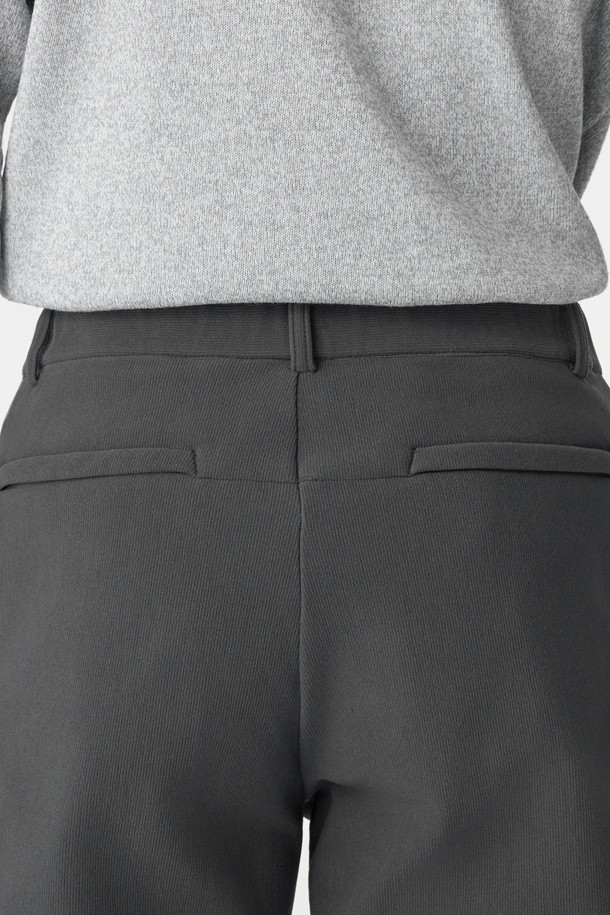 남성 테이퍼드핏 베이직 팬츠는 겨울철 등산 및 아웃도어 활동에 적합한 남성용 바지입니다. 발수 기능과 신축성을 갖춘 나일론, 폴리에스터 혼방 소재로 제작되어 활동성을 높였습니다. 베이직한 디자인에 테이퍼드핏으로 세련된 핏을 연출하며, 지퍼 포켓, 양옆 핸드 포켓, 뒷면 포켓 등 실용적인 수납 공간을 제공합니다. 등산룩, 캠핑룩, 여행룩 등 다양한 TPO에 캐주얼, 미니멀, 고프코어 스타일로 활용하기 좋습니다. 이밴드 허리 밴딩으로 편안한 착용감을 선사합니다.
