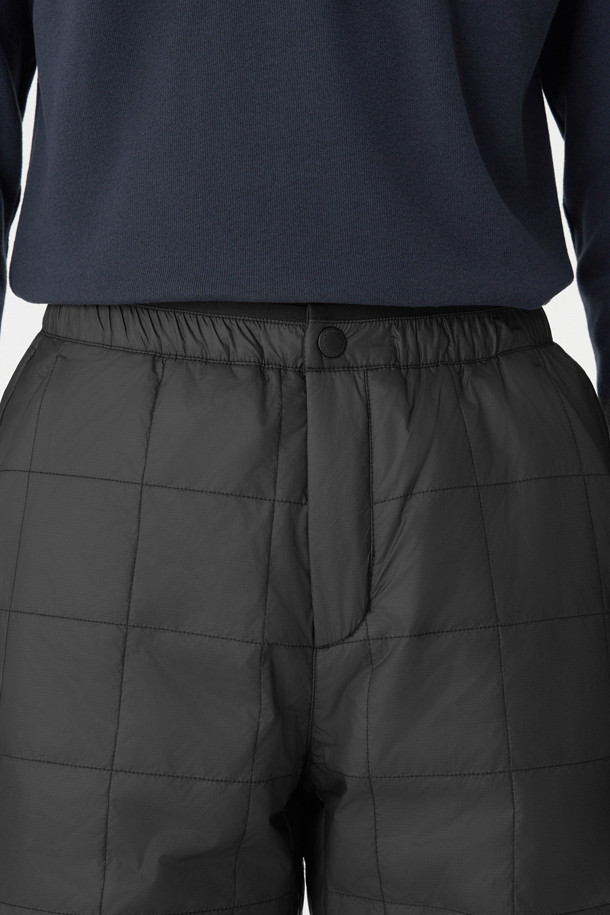 남성용 키퍼 디테쳐블 패딩 팬츠는 겨울철 등산 및 아웃도어 활동에 최적화된 방한 바지입니다. 발수, 방풍 기능을 갖춘 나일론 소재로 제작되었으며, 프리마로프트 블랙 안감을 사용하여 보온성을 높였습니다. 지퍼 탈착 방식으로 반바지 변형이 가능하여, 날씨 변화에 유연하게 대처할 수 있습니다. 레귤러핏으로 편안한 착용감을 제공하며, 밑단 스트링과 지퍼 포켓 디테일로 실용성을 더했습니다. 스포티, 고프코어, 미니멀 스타일을 모두 소화할 수 있는 디자인으로 등산룩, 캠핑룩에 잘 어울립니다.
