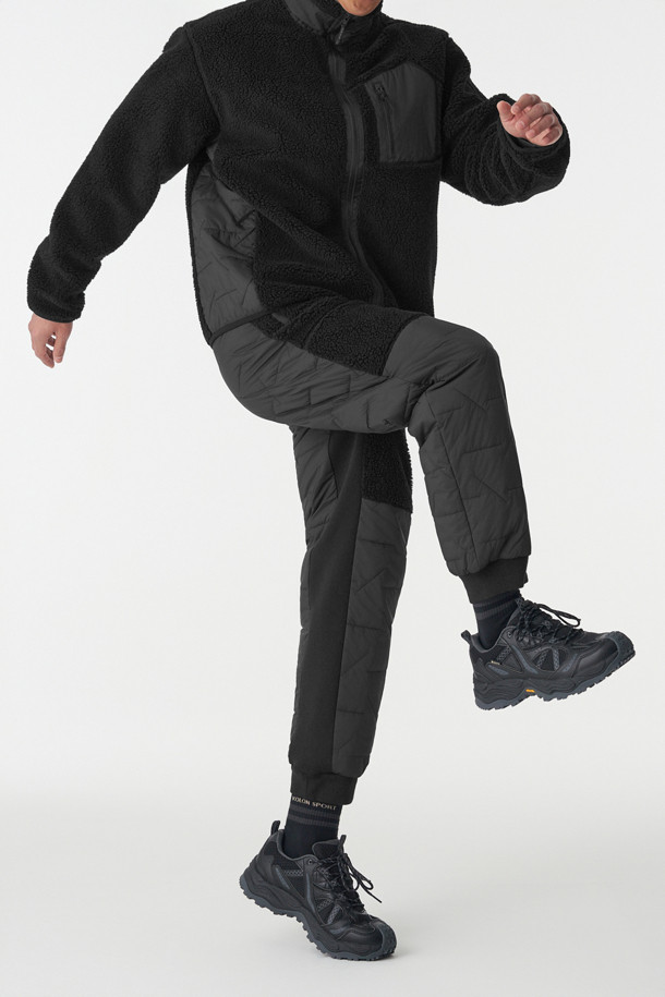 남녀공용 패딩 플리스 하이브리드 팬츠 (SET-UP)는 겨울철 등산 및 일상생활에서 스타일리시하게 착용 가능한 조거핏 바지입니다. 부드러운 촉감의 셰르파 플리스 원단과 보온성을 극대화하는 써모어 클래식 충전재, 2중 안감(패딩)으로 제작되어 뛰어난 보온성을 제공합니다. 발수, 방풍 기능은 물론, 허리 밴딩과 조절 끈으로 편안한 착용감을 선사하며, 지퍼 포켓으로 소지품의 안전한 보관이 가능합니다. 스포티, 캐주얼, 미니멀 스타일을 모두 아우르는 디자인으로, 셋업으로도 활용 가능하여 다양한 등산룩 연출에 용이합니다.
