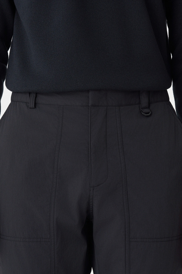 남성 레귤러핏 디본딩 퍼티그 팬츠는 겨울철 등산, 아웃도어 활동, 그리고 일상생활에서 폭넓게 활용 가능한 남성용 바지입니다. 블랙 컬러의 무지 디자인에, 두꺼운 두께감과 부드러운 촉감의 기모 안감을 더해 보온성을 높였습니다. 디본딩 구조로 제작되었으며, 허리 조절 끈과 밑단 스냅 단추, 그리고 밑단 조절 끈이 있어 활동성과 편안함을 동시에 제공합니다. 스포티, 미니멀, 워크웨어 스타일을 즐겨 입는 분들에게 적합하며, 등산룩, 캠핑룩, 출근룩 등 다양한 TPO에 매치할 수 있습니다. 신축성이 뛰어나 활동량이 많은 날에도 편안하게 착용할 수 있습니다.
