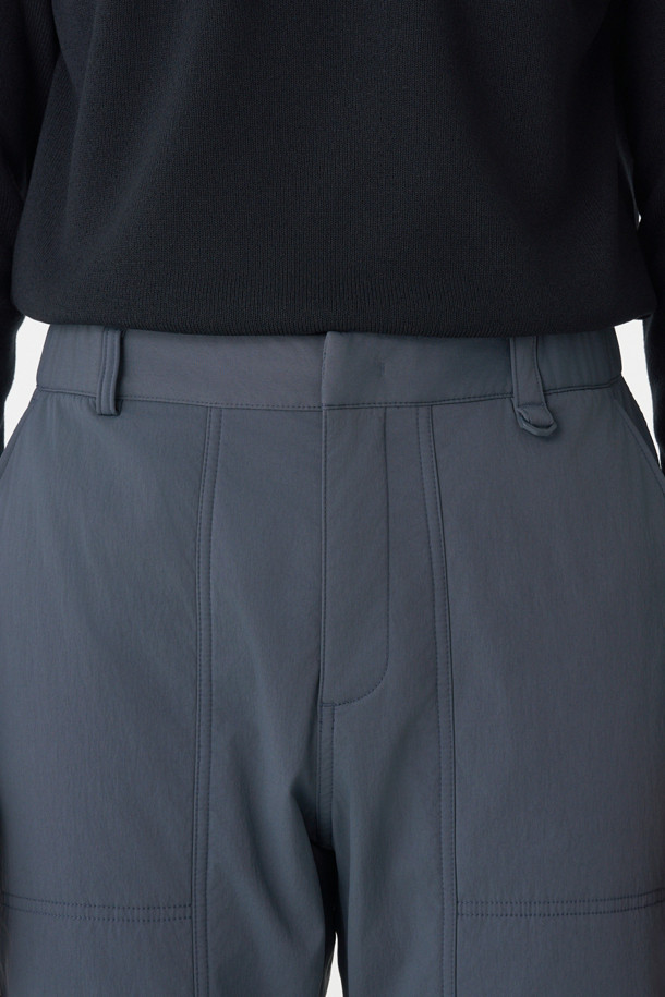 남성 레귤러핏 디본딩 퍼티그 팬츠는 등산, 아웃도어, 일상생활에서 활용하기 좋은 겨울용 긴바지입니다. 나일론과 폴리우레탄 혼방 소재로 제작되어 부드러운 촉감과 우수한 신축성을 제공하며, 기모 안감으로 보온성을 높였습니다. 스포티한 스타일의 무지 디자인으로, 디본딩 구조와 레귤러핏이 편안한 착용감을 선사합니다. 허리 조절 끈, 앞주머니, 지퍼 포켓, 밑단 스냅 단추 및 조절 끈 등 다양한 기능성 디테일을 갖추어 등산룩, 캠핑룩, 여행룩 등 다양한 TPO에 활용 가능합니다.
