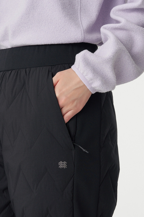 겨울철 하이킹, 캠핑 등 아웃도어 활동은 물론, 일상에서도 따뜻하고 스타일리시하게 착용 가능한 여성 튜브 다운 조거핏 팬츠입니다. RDS 리사이클 구스 다운 충전재를 사용하여 보온성과 경량성을 동시에 잡았으며, 튜브다운 구조로 다운의 뭉침을 방지해 더욱 쾌적하게 활동할 수 있습니다. 허리 스트링으로 사이즈 조절이 용이하며, 발목 밴딩 디테일이 조거핏을 더욱 돋보이게 합니다. 스포티, 캐주얼, 미니멀 스타일을 모두 소화하며, 어떤 상의와도 훌륭한 조화를 이룹니다. 블랙 컬러의 두꺼운 나일론 소재로 제작되어 겨울철 추위에도 끄떡없는 따뜻함을 선사합니다.
