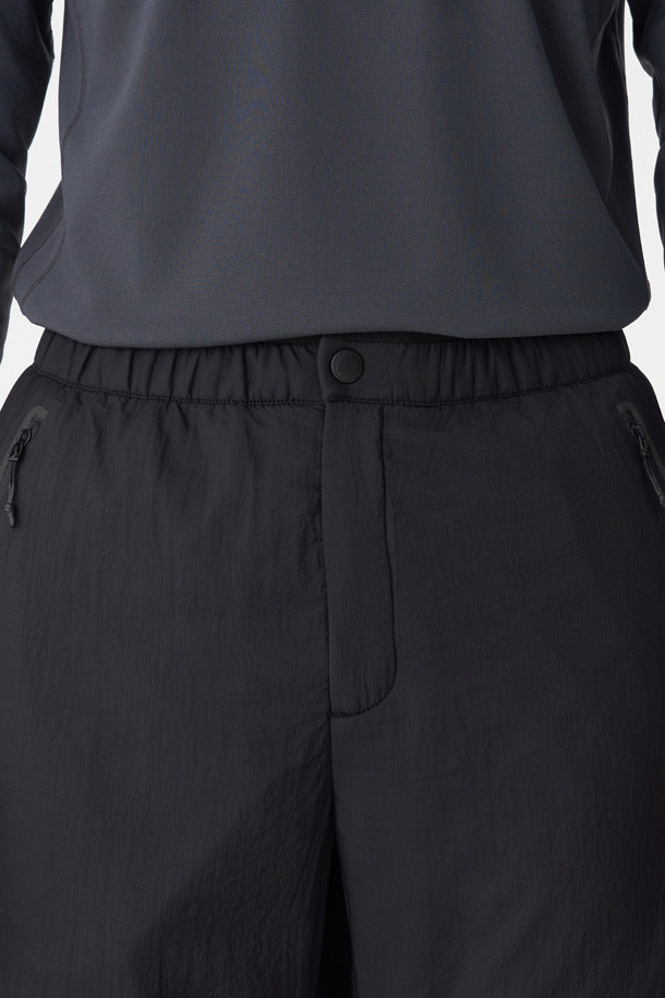 남성 폴라텍 알파 다이렉트 (Polartec Alpha Direct) BPL 팬츠는 하이킹과 백패킹에 적합한 남성용 등산 팬츠입니다. 블랙 컬러에 루즈핏으로 제작되었으며, 겨울철 보온성을 책임지는 두꺼운 두께감의 폴리에스터 소재를 사용했습니다. 내부에는 폴라텍 알파 다이렉트 120 안감을 적용하여 보온성과 통기성을 동시에 갖췄습니다. YKK 지퍼 사이드 포켓, 허리 안쪽 엘라스틱 밴드 및 스트링, 밑단 원단 보강 등의 디테일로 기능성을 높였으며, 스포티, 고프코어, 미니멀 스타일을 연출하기 좋습니다.
