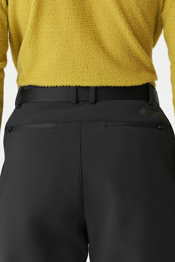 남성 윈드스토퍼 본딩 레귤러핏 팬츠는 겨울철 하이킹 및 캠핑 등 야외 활동에 적합한 방풍, 보온, 발수, 투습 기능을 갖춘 남성용 바지입니다. 윈드스토퍼 소재와 기모 안감, 두꺼운 두께로 뛰어난 보온성을 제공하며, 레귤러핏으로 편안한 착용감을 선사합니다. 허리 이밴드와 탈부착 벨트, 4개의 지퍼 포켓, 3M 리플렉티브 프린트, 본딩 처리 등 다양한 기능과 디테일로 활동성과 스타일을 동시에 만족시킵니다. 스포티, 고프코어, 미니멀 스타일의 등산룩, 캠핑룩을 연출하기 좋습니다. 블랙 색상으로 어떤 상의에도 잘 어울립니다.
