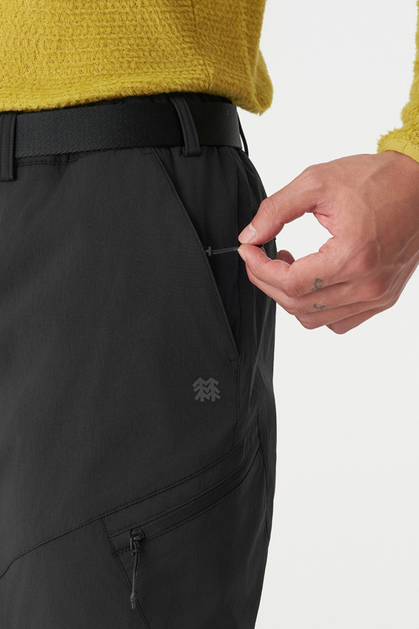 겨울철 야외 활동을 위한 남성용 패딩 팬츠입니다. 블랙 컬러에 긴 기장으로, 하이킹 및 아웃도어 활동에 적합합니다. 방수, 보온, 발수 기능을 갖춰 추운 날씨에도 쾌적함을 유지하며, 신슐레이트 충전재와 다운프루프 안감으로 보온성을 높였습니다. 레귤러핏 디자인에 무릎 절개 디테일과 카고 포켓을 더해 스포티한 스타일을 강조했습니다. 나일론과 폴리우레탄 혼방 소재로 제작되어 활동성과 내구성을 갖춘 패딩 팬츠입니다.
