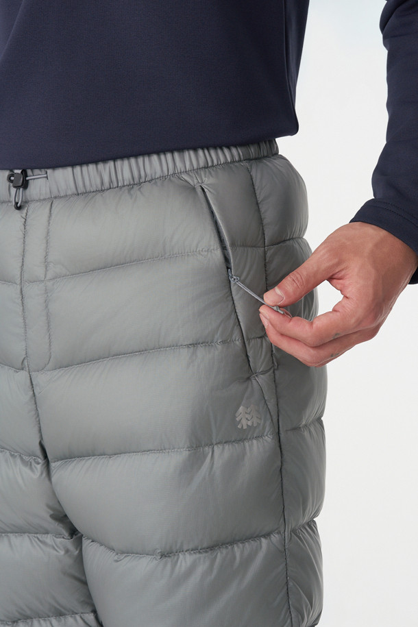 남성 BPL 다운 팬츠는 하이킹, 백패킹과 같은 아웃도어 활동에 최적화된 겨울용 다운 팬츠입니다. 퍼텍스 퀀텀 소재를 사용하여 방풍, 발수, 투습 기능을 갖추었으며, 경량성을 더해 활동성을 높였습니다. 유러피안 구스 다운 90:10, 필파워 800, 알파 다운 안감을 사용하여 뛰어난 보온성을 제공합니다. 루즈핏과 조거핏의 편안한 착용감, 밑단 스냅과 허리 스토퍼로 활동성을 더했으며, 사이드 포켓으로 수납성을 높였습니다. 캠핑룩, 등산룩, 고프코어 및 스포티, 미니멀 스타일을 즐기는 남성에게 적합합니다.
