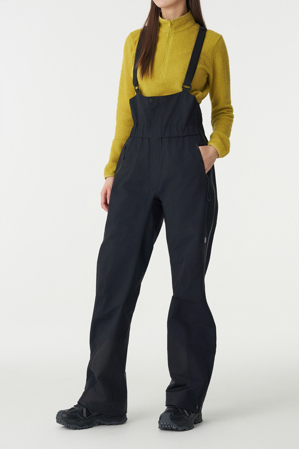 HERO (히어로) 남녀공용 고어텍스 PRO 오버트라우저는 등산, 빙벽 등반, 알파인 등 다양한 겨울철 아웃도어 활동에 적합한 방수, 방풍, 투습 기능을 갖춘 긴바지입니다. 3L 고어텍스 프로 소재와 입체 패턴 설계로 뛰어난 내구성과 활동성을 제공하며, BIB 구조와 사이드 풀 지퍼로 편의성을 높였습니다. 레귤러핏으로 제작되었으며, 무지 디자인과 블랙 컬러로 고프코어, 미니멀, 워크웨어 스타일 모두에 잘 어울립니다. 크램폰 착용에도 대응하여 극한의 환경에서도 든든하게 당신을 보호합니다.
