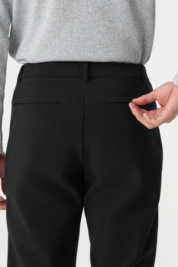 남성 테이퍼드핏 베이직 팬츠는 겨울철 등산 및 일상생활에서 활용하기 좋은 남성용 바지입니다. 발수 기능과 신축성을 갖춘 나일론, 폴리에스터 혼방 소재로 제작되어 편안한 착용감을 제공합니다. 무지 디자인에 블랙 컬러로 어떤 스타일에도 잘 어울리며, 테이퍼드핏으로 다리 라인을 깔끔하게 잡아줍니다. 이밴드 허리, 지퍼 포켓, 양옆 핸드 포켓, 뒷면 포켓 등 실용적인 디테일을 더해 활동성을 높였습니다. 미니멀, 클래식, 캐주얼 등 다양한 스타일을 연출할 수 있어 등산룩, 캠핑룩, 출근룩에 모두 활용 가능합니다.
