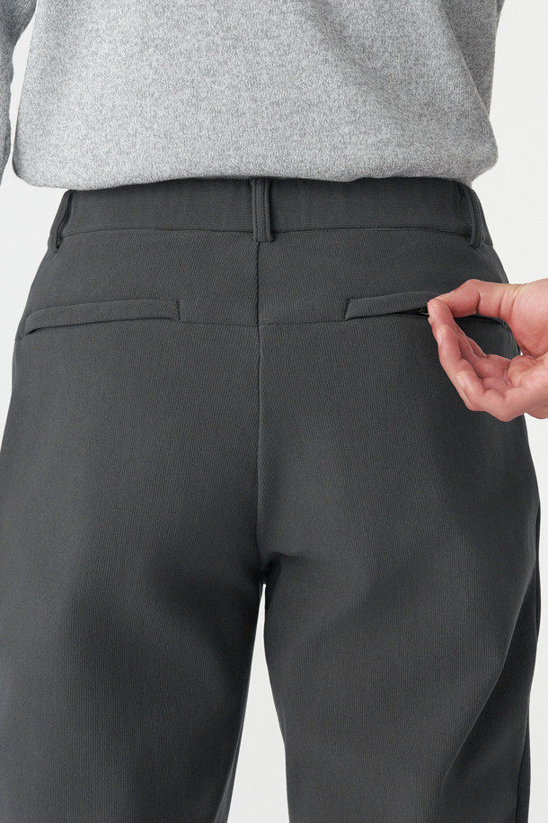 남성 테이퍼드핏 베이직 팬츠는 겨울철 등산 및 아웃도어 활동에 적합한 남성용 바지입니다. 발수 기능과 신축성을 갖춘 나일론, 폴리에스터 혼방 소재로 제작되어 활동성을 높였습니다. 베이직한 디자인에 테이퍼드핏으로 세련된 핏을 연출하며, 지퍼 포켓, 양옆 핸드 포켓, 뒷면 포켓 등 실용적인 수납 공간을 제공합니다. 등산룩, 캠핑룩, 여행룩 등 다양한 TPO에 캐주얼, 미니멀, 고프코어 스타일로 활용하기 좋습니다. 이밴드 허리 밴딩으로 편안한 착용감을 선사합니다.
