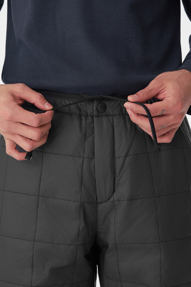 남성용 키퍼 디테쳐블 패딩 팬츠는 겨울철 등산 및 아웃도어 활동에 최적화된 방한 바지입니다. 발수, 방풍 기능을 갖춘 나일론 소재로 제작되었으며, 프리마로프트 블랙 안감을 사용하여 보온성을 높였습니다. 지퍼 탈착 방식으로 반바지 변형이 가능하여, 날씨 변화에 유연하게 대처할 수 있습니다. 레귤러핏으로 편안한 착용감을 제공하며, 밑단 스트링과 지퍼 포켓 디테일로 실용성을 더했습니다. 스포티, 고프코어, 미니멀 스타일을 모두 소화할 수 있는 디자인으로 등산룩, 캠핑룩에 잘 어울립니다.
