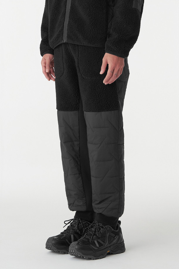 남녀공용 패딩 플리스 하이브리드 팬츠 (SET-UP)는 겨울철 등산 및 일상생활에서 스타일리시하게 착용 가능한 조거핏 바지입니다. 부드러운 촉감의 셰르파 플리스 원단과 보온성을 극대화하는 써모어 클래식 충전재, 2중 안감(패딩)으로 제작되어 뛰어난 보온성을 제공합니다. 발수, 방풍 기능은 물론, 허리 밴딩과 조절 끈으로 편안한 착용감을 선사하며, 지퍼 포켓으로 소지품의 안전한 보관이 가능합니다. 스포티, 캐주얼, 미니멀 스타일을 모두 아우르는 디자인으로, 셋업으로도 활용 가능하여 다양한 등산룩 연출에 용이합니다.
