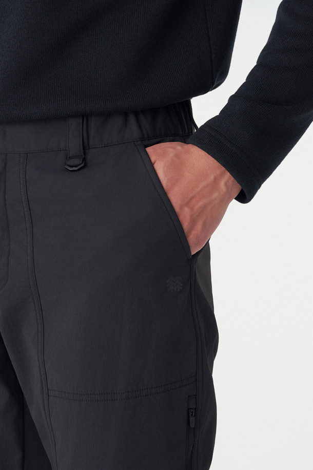 남성 레귤러핏 디본딩 퍼티그 팬츠는 겨울철 등산, 아웃도어 활동, 그리고 일상생활에서 폭넓게 활용 가능한 남성용 바지입니다. 블랙 컬러의 무지 디자인에, 두꺼운 두께감과 부드러운 촉감의 기모 안감을 더해 보온성을 높였습니다. 디본딩 구조로 제작되었으며, 허리 조절 끈과 밑단 스냅 단추, 그리고 밑단 조절 끈이 있어 활동성과 편안함을 동시에 제공합니다. 스포티, 미니멀, 워크웨어 스타일을 즐겨 입는 분들에게 적합하며, 등산룩, 캠핑룩, 출근룩 등 다양한 TPO에 매치할 수 있습니다. 신축성이 뛰어나 활동량이 많은 날에도 편안하게 착용할 수 있습니다.
