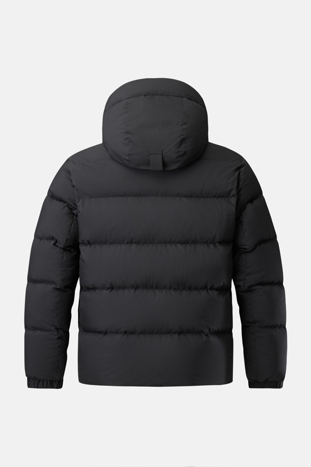 남성용 퀼팅 다운 재킷은 겨울철 하이킹, 캠핑, 출근룩 등 다양한 TPO에 활용 가능한 아우터입니다. 보온성이 뛰어난 다운 충전재와 방풍 기능을 갖춰 추운 날씨에도 따뜻하고 쾌적하게 활동할 수 있습니다. 퀼팅 디자인과 레귤러핏으로 캐주얼, 스포티, 미니멀 스타일 모두 소화 가능하며, 탈부착 가능한 후드와 친환경 소재를 사용하여 실용성을 더했습니다. 긴 소매 기장과 두꺼운 두께감으로 겨울철 추위를 효과적으로 막아주며, 가볍고 편안한 착용감을 제공합니다. 폴리에스터와 나일론 혼방 소재로 제작되어 내구성이 뛰어나며 관리가 용이합니다.
