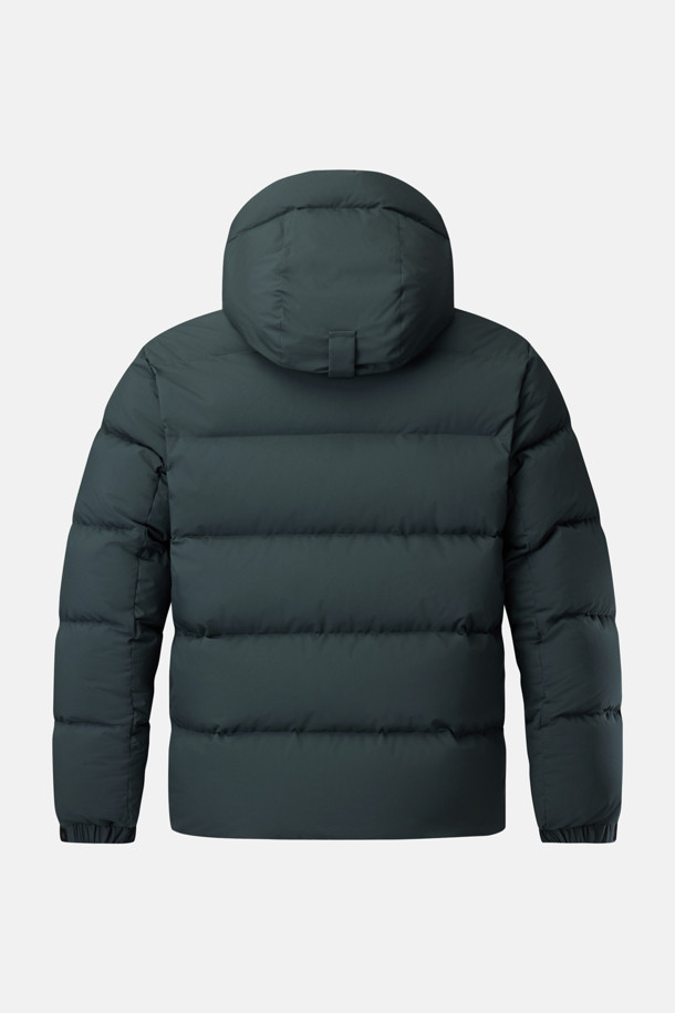 남성 퀼팅 다운 재킷은 겨울철 야외 활동을 위한 완벽한 선택입니다. 방풍 기능과 뛰어난 보온성으로 쾌적함을 유지하며, 가볍고 활동적인 경량 디자인을 자랑합니다. 등산, 캠핑, 여행 등 다양한 TPO에 활용 가능하며, 캐주얼, 고프코어, 미니멀 스타일을 모두 소화합니다. 탈부착 후드와 친환경 리사이클 소재를 사용하여 실용성과 지속 가능성을 더했습니다. 레귤러핏으로 편안한 착용감을 제공하며, 퀼팅 패턴이 돋보이는 디자인입니다.
