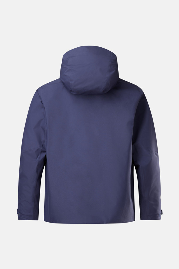 남성 고어텍스 2L 방수 재킷은 가을, 겨울철 하이킹, 여행, 캠핑 등 다양한 활동에 적합한 방수 재킷입니다. 네이비 컬러의 무지 디자인으로 스포티하고 미니멀한 스타일을 연출하며, 레귤러 핏으로 편안하게 착용 가능합니다. 고어텍스 소재를 사용하여 방수 및 투습 기능이 뛰어나 쾌적함을 유지하며, 후드 탈부착, 사이즈 조절 스트링, 밑단 스트링, 가슴 및 사이드 포켓 등 다양한 기능과 디테일로 실용성을 더했습니다. 얇은 두께감으로 활동성을 높였으며, 긴 소매 기장과 지퍼형 여밈 방식으로 간편하게 착용할 수 있습니다.
