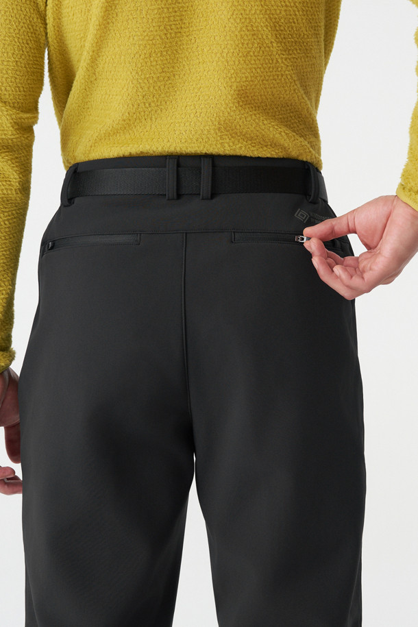 남성 윈드스토퍼 본딩 레귤러핏 팬츠는 겨울철 하이킹 및 캠핑 등 야외 활동에 적합한 방풍, 보온, 발수, 투습 기능을 갖춘 남성용 바지입니다. 윈드스토퍼 소재와 기모 안감, 두꺼운 두께로 뛰어난 보온성을 제공하며, 레귤러핏으로 편안한 착용감을 선사합니다. 허리 이밴드와 탈부착 벨트, 4개의 지퍼 포켓, 3M 리플렉티브 프린트, 본딩 처리 등 다양한 기능과 디테일로 활동성과 스타일을 동시에 만족시킵니다. 스포티, 고프코어, 미니멀 스타일의 등산룩, 캠핑룩을 연출하기 좋습니다. 블랙 색상으로 어떤 상의에도 잘 어울립니다.
