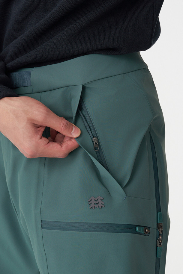 남성 스노우 방수 팬츠는 하이킹과 스노우스포츠에 적합한 겨울용 긴 바지입니다. 3L 방수 원단과 심실링 처리, 발수 기능으로 눈, 비로부터 완벽하게 보호하며, 방풍 및 보온 기능으로 쾌적한 활동을 보장합니다. 루즈핏으로 편안한 착용감을 제공하며, 무릎 부분 입체 절개와 종아리 부분 지퍼 디테일로 활동성을 높였습니다. 허리 이밴드와 스트링, 스노우 스커트, 반자동 지퍼풀러 등 다양한 기능성 디테일이 돋보이는 스포티한 디자인의 제품입니다. 등산룩, 캠핑룩, 휴가룩 등 다양한 TPO에 활용 가능하며, 고프코어, 스포티, 워크웨어 스타일을 연출할 수 있습니다.
