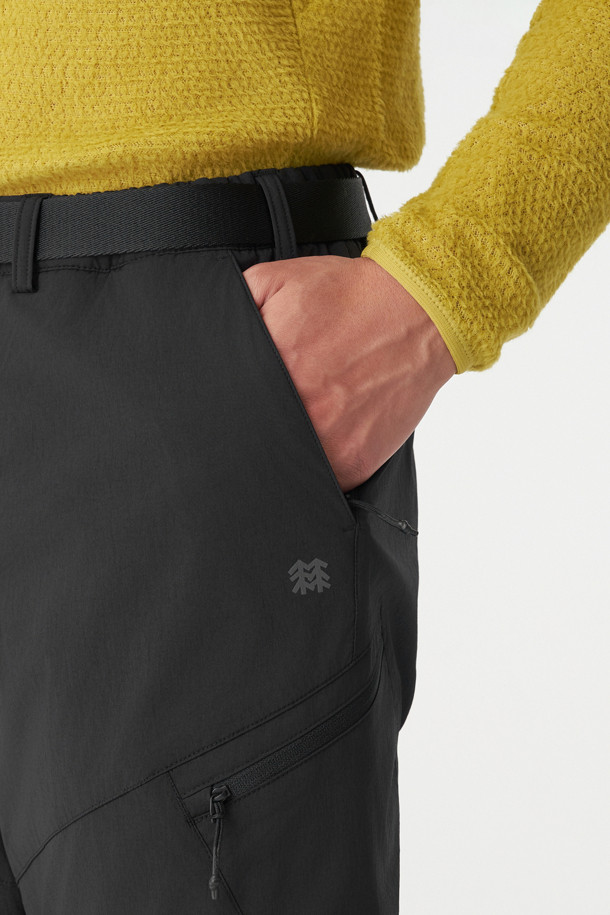 겨울철 야외 활동을 위한 남성용 패딩 팬츠입니다. 블랙 컬러에 긴 기장으로, 하이킹 및 아웃도어 활동에 적합합니다. 방수, 보온, 발수 기능을 갖춰 추운 날씨에도 쾌적함을 유지하며, 신슐레이트 충전재와 다운프루프 안감으로 보온성을 높였습니다. 레귤러핏 디자인에 무릎 절개 디테일과 카고 포켓을 더해 스포티한 스타일을 강조했습니다. 나일론과 폴리우레탄 혼방 소재로 제작되어 활동성과 내구성을 갖춘 패딩 팬츠입니다.
