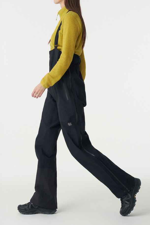 HERO (히어로) 남녀공용 고어텍스 PRO 오버트라우저는 등산, 빙벽 등반, 알파인 등 다양한 겨울철 아웃도어 활동에 적합한 방수, 방풍, 투습 기능을 갖춘 긴바지입니다. 3L 고어텍스 프로 소재와 입체 패턴 설계로 뛰어난 내구성과 활동성을 제공하며, BIB 구조와 사이드 풀 지퍼로 편의성을 높였습니다. 레귤러핏으로 제작되었으며, 무지 디자인과 블랙 컬러로 고프코어, 미니멀, 워크웨어 스타일 모두에 잘 어울립니다. 크램폰 착용에도 대응하여 극한의 환경에서도 든든하게 당신을 보호합니다.
