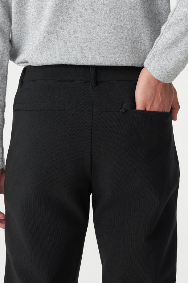 남성 테이퍼드핏 베이직 팬츠는 겨울철 등산 및 일상생활에서 활용하기 좋은 남성용 바지입니다. 발수 기능과 신축성을 갖춘 나일론, 폴리에스터 혼방 소재로 제작되어 편안한 착용감을 제공합니다. 무지 디자인에 블랙 컬러로 어떤 스타일에도 잘 어울리며, 테이퍼드핏으로 다리 라인을 깔끔하게 잡아줍니다. 이밴드 허리, 지퍼 포켓, 양옆 핸드 포켓, 뒷면 포켓 등 실용적인 디테일을 더해 활동성을 높였습니다. 미니멀, 클래식, 캐주얼 등 다양한 스타일을 연출할 수 있어 등산룩, 캠핑룩, 출근룩에 모두 활용 가능합니다.
