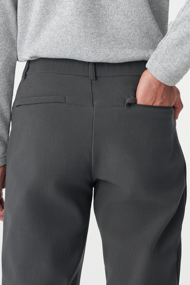 남성 테이퍼드핏 베이직 팬츠는 겨울철 등산 및 아웃도어 활동에 적합한 남성용 바지입니다. 발수 기능과 신축성을 갖춘 나일론, 폴리에스터 혼방 소재로 제작되어 활동성을 높였습니다. 베이직한 디자인에 테이퍼드핏으로 세련된 핏을 연출하며, 지퍼 포켓, 양옆 핸드 포켓, 뒷면 포켓 등 실용적인 수납 공간을 제공합니다. 등산룩, 캠핑룩, 여행룩 등 다양한 TPO에 캐주얼, 미니멀, 고프코어 스타일로 활용하기 좋습니다. 이밴드 허리 밴딩으로 편안한 착용감을 선사합니다.
