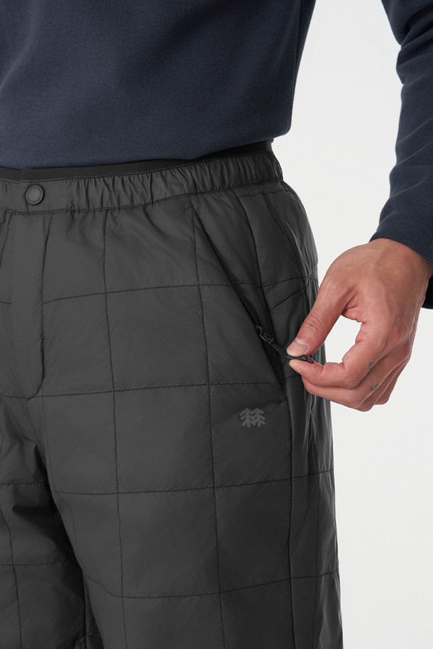 남성용 키퍼 디테쳐블 패딩 팬츠는 겨울철 등산 및 아웃도어 활동에 최적화된 방한 바지입니다. 발수, 방풍 기능을 갖춘 나일론 소재로 제작되었으며, 프리마로프트 블랙 안감을 사용하여 보온성을 높였습니다. 지퍼 탈착 방식으로 반바지 변형이 가능하여, 날씨 변화에 유연하게 대처할 수 있습니다. 레귤러핏으로 편안한 착용감을 제공하며, 밑단 스트링과 지퍼 포켓 디테일로 실용성을 더했습니다. 스포티, 고프코어, 미니멀 스타일을 모두 소화할 수 있는 디자인으로 등산룩, 캠핑룩에 잘 어울립니다.
