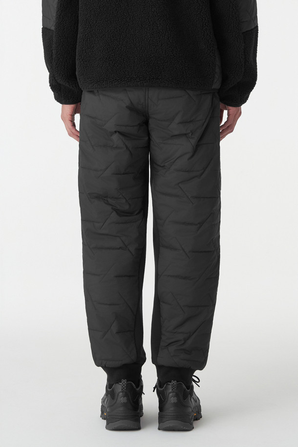 남녀공용 패딩 플리스 하이브리드 팬츠 (SET-UP)는 겨울철 등산 및 일상생활에서 스타일리시하게 착용 가능한 조거핏 바지입니다. 부드러운 촉감의 셰르파 플리스 원단과 보온성을 극대화하는 써모어 클래식 충전재, 2중 안감(패딩)으로 제작되어 뛰어난 보온성을 제공합니다. 발수, 방풍 기능은 물론, 허리 밴딩과 조절 끈으로 편안한 착용감을 선사하며, 지퍼 포켓으로 소지품의 안전한 보관이 가능합니다. 스포티, 캐주얼, 미니멀 스타일을 모두 아우르는 디자인으로, 셋업으로도 활용 가능하여 다양한 등산룩 연출에 용이합니다.
