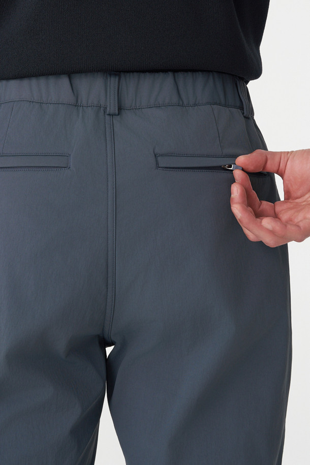 남성 레귤러핏 디본딩 퍼티그 팬츠는 등산, 아웃도어, 일상생활에서 활용하기 좋은 겨울용 긴바지입니다. 나일론과 폴리우레탄 혼방 소재로 제작되어 부드러운 촉감과 우수한 신축성을 제공하며, 기모 안감으로 보온성을 높였습니다. 스포티한 스타일의 무지 디자인으로, 디본딩 구조와 레귤러핏이 편안한 착용감을 선사합니다. 허리 조절 끈, 앞주머니, 지퍼 포켓, 밑단 스냅 단추 및 조절 끈 등 다양한 기능성 디테일을 갖추어 등산룩, 캠핑룩, 여행룩 등 다양한 TPO에 활용 가능합니다.
