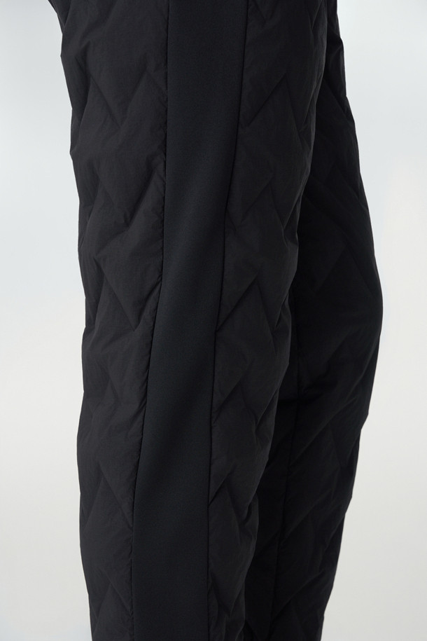 겨울철 하이킹, 캠핑 등 아웃도어 활동은 물론, 일상에서도 따뜻하고 스타일리시하게 착용 가능한 여성 튜브 다운 조거핏 팬츠입니다. RDS 리사이클 구스 다운 충전재를 사용하여 보온성과 경량성을 동시에 잡았으며, 튜브다운 구조로 다운의 뭉침을 방지해 더욱 쾌적하게 활동할 수 있습니다. 허리 스트링으로 사이즈 조절이 용이하며, 발목 밴딩 디테일이 조거핏을 더욱 돋보이게 합니다. 스포티, 캐주얼, 미니멀 스타일을 모두 소화하며, 어떤 상의와도 훌륭한 조화를 이룹니다. 블랙 컬러의 두꺼운 나일론 소재로 제작되어 겨울철 추위에도 끄떡없는 따뜻함을 선사합니다.
