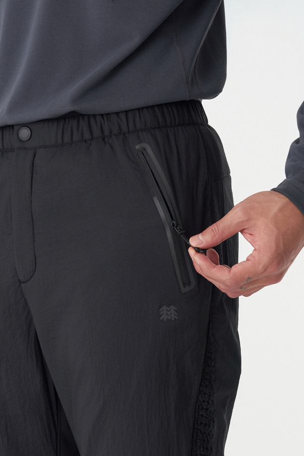 남성 폴라텍 알파 다이렉트 (Polartec Alpha Direct) BPL 팬츠는 하이킹과 백패킹에 적합한 남성용 등산 팬츠입니다. 블랙 컬러에 루즈핏으로 제작되었으며, 겨울철 보온성을 책임지는 두꺼운 두께감의 폴리에스터 소재를 사용했습니다. 내부에는 폴라텍 알파 다이렉트 120 안감을 적용하여 보온성과 통기성을 동시에 갖췄습니다. YKK 지퍼 사이드 포켓, 허리 안쪽 엘라스틱 밴드 및 스트링, 밑단 원단 보강 등의 디테일로 기능성을 높였으며, 스포티, 고프코어, 미니멀 스타일을 연출하기 좋습니다.
