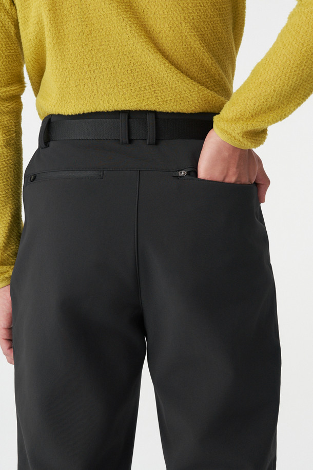 남성 윈드스토퍼 본딩 레귤러핏 팬츠는 겨울철 하이킹 및 캠핑 등 야외 활동에 적합한 방풍, 보온, 발수, 투습 기능을 갖춘 남성용 바지입니다. 윈드스토퍼 소재와 기모 안감, 두꺼운 두께로 뛰어난 보온성을 제공하며, 레귤러핏으로 편안한 착용감을 선사합니다. 허리 이밴드와 탈부착 벨트, 4개의 지퍼 포켓, 3M 리플렉티브 프린트, 본딩 처리 등 다양한 기능과 디테일로 활동성과 스타일을 동시에 만족시킵니다. 스포티, 고프코어, 미니멀 스타일의 등산룩, 캠핑룩을 연출하기 좋습니다. 블랙 색상으로 어떤 상의에도 잘 어울립니다.
