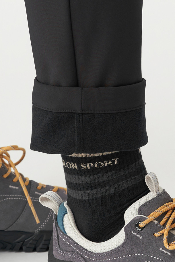 남성 노턱 스탠다드 본딩 슬림핏 팬츠는 겨울철 하이킹 및 캠핑룩에 적합한 스포티하고 미니멀한 스타일의 긴 기장 바지입니다. 발수 기능과 보온성을 갖춘 두꺼운 두께의 나일론, 폴리우레탄 혼방 소재로 제작되었으며, 기모 안감 처리가 되어 한겨울에도 따뜻하게 착용할 수 있습니다. 슬림핏 디자인에 노턱 디테일로 깔끔한 핏을 연출하며, 신축성이 뛰어나 활동성을 높였습니다. 탈부착 벨트와 4개의 지퍼 포켓이 있어 실용성을 더했습니다.
