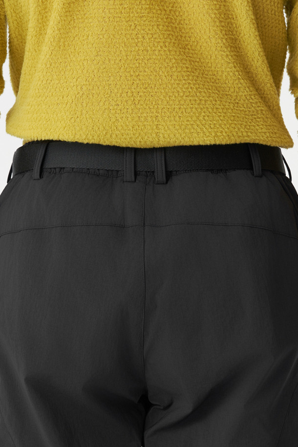 겨울철 야외 활동을 위한 남성용 패딩 팬츠입니다. 블랙 컬러에 긴 기장으로, 하이킹 및 아웃도어 활동에 적합합니다. 방수, 보온, 발수 기능을 갖춰 추운 날씨에도 쾌적함을 유지하며, 신슐레이트 충전재와 다운프루프 안감으로 보온성을 높였습니다. 레귤러핏 디자인에 무릎 절개 디테일과 카고 포켓을 더해 스포티한 스타일을 강조했습니다. 나일론과 폴리우레탄 혼방 소재로 제작되어 활동성과 내구성을 갖춘 패딩 팬츠입니다.
