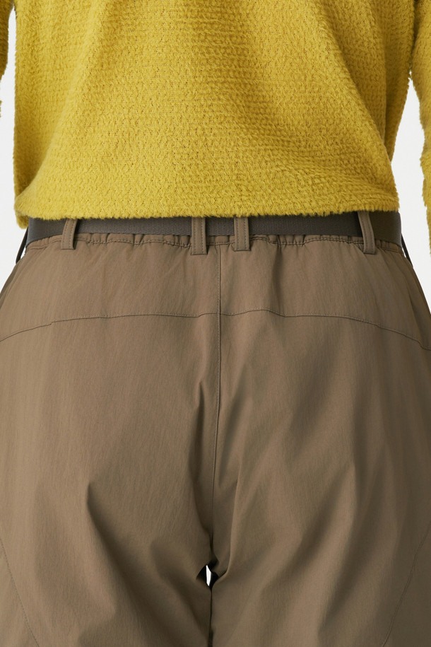 겨울철 아웃도어 활동에 최적화된 남성 패딩 팬츠입니다. 방수, 보온, 발수 기능으로 쾌적한 착용감을 제공하며, 신슐레이트 충전재를 사용하여 뛰어난 보온성을 자랑합니다. 카고 포켓과 무릎 절개 디테일이 돋보이며, 레귤러핏 디자인으로 편안한 활동성을 보장합니다. 등산룩, 캠핑룩, 고프코어 및 캐주얼, 워크웨어 스타일을 즐기는 남성분들께 추천합니다. 카키 컬러의 무지 디자인으로 어떤 상의와도 쉽게 매치할 수 있습니다.
