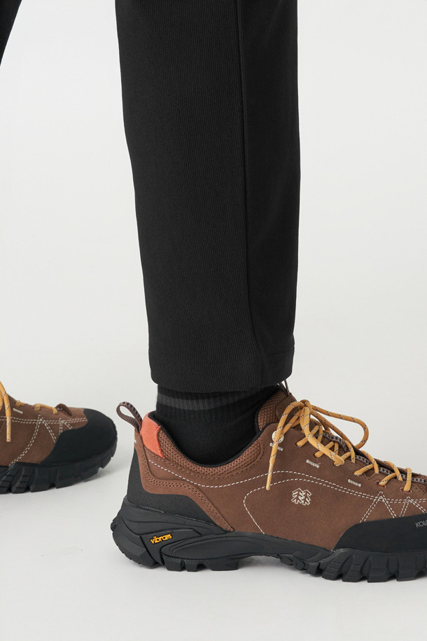 남성 테이퍼드핏 베이직 팬츠는 겨울철 등산 및 일상생활에서 활용하기 좋은 남성용 바지입니다. 발수 기능과 신축성을 갖춘 나일론, 폴리에스터 혼방 소재로 제작되어 편안한 착용감을 제공합니다. 무지 디자인에 블랙 컬러로 어떤 스타일에도 잘 어울리며, 테이퍼드핏으로 다리 라인을 깔끔하게 잡아줍니다. 이밴드 허리, 지퍼 포켓, 양옆 핸드 포켓, 뒷면 포켓 등 실용적인 디테일을 더해 활동성을 높였습니다. 미니멀, 클래식, 캐주얼 등 다양한 스타일을 연출할 수 있어 등산룩, 캠핑룩, 출근룩에 모두 활용 가능합니다.
