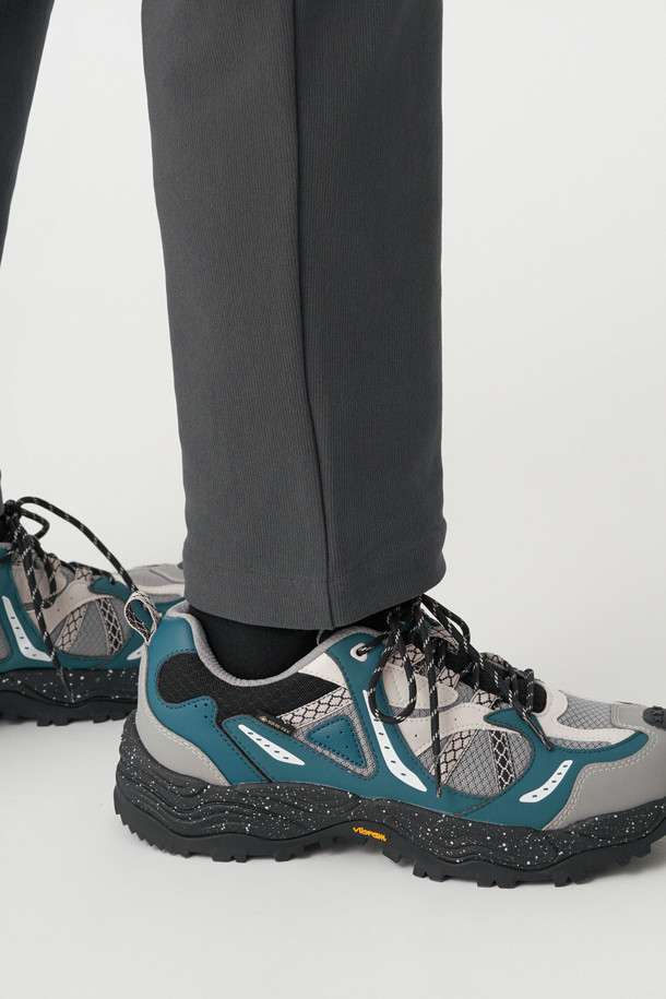 남성 테이퍼드핏 베이직 팬츠는 겨울철 등산 및 아웃도어 활동에 적합한 남성용 바지입니다. 발수 기능과 신축성을 갖춘 나일론, 폴리에스터 혼방 소재로 제작되어 활동성을 높였습니다. 베이직한 디자인에 테이퍼드핏으로 세련된 핏을 연출하며, 지퍼 포켓, 양옆 핸드 포켓, 뒷면 포켓 등 실용적인 수납 공간을 제공합니다. 등산룩, 캠핑룩, 여행룩 등 다양한 TPO에 캐주얼, 미니멀, 고프코어 스타일로 활용하기 좋습니다. 이밴드 허리 밴딩으로 편안한 착용감을 선사합니다.
