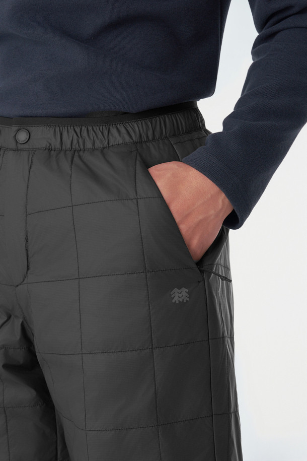 남성용 키퍼 디테쳐블 패딩 팬츠는 겨울철 등산 및 아웃도어 활동에 최적화된 방한 바지입니다. 발수, 방풍 기능을 갖춘 나일론 소재로 제작되었으며, 프리마로프트 블랙 안감을 사용하여 보온성을 높였습니다. 지퍼 탈착 방식으로 반바지 변형이 가능하여, 날씨 변화에 유연하게 대처할 수 있습니다. 레귤러핏으로 편안한 착용감을 제공하며, 밑단 스트링과 지퍼 포켓 디테일로 실용성을 더했습니다. 스포티, 고프코어, 미니멀 스타일을 모두 소화할 수 있는 디자인으로 등산룩, 캠핑룩에 잘 어울립니다.
