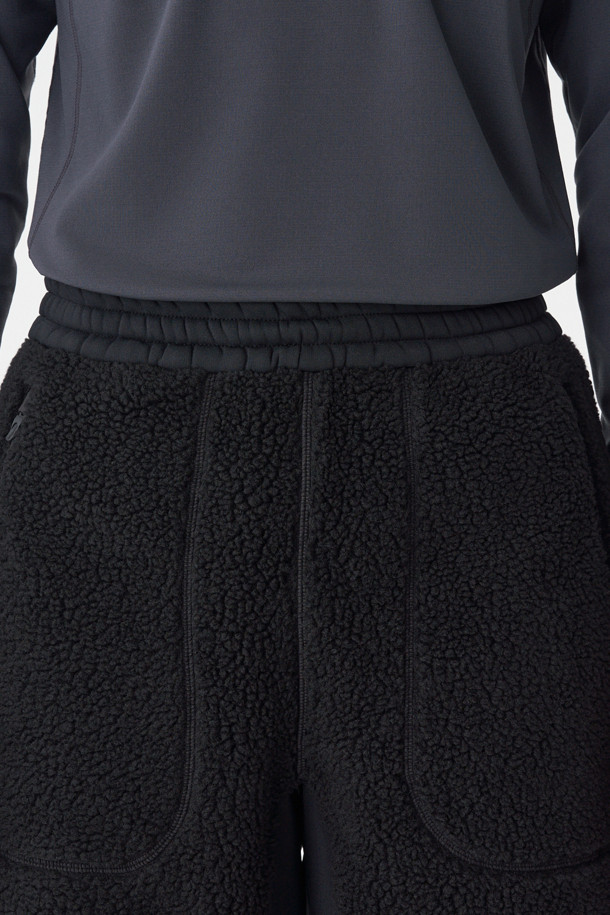 남녀공용 패딩 플리스 하이브리드 팬츠 (SET-UP)는 겨울철 등산 및 일상생활에서 스타일리시하게 착용 가능한 조거핏 바지입니다. 부드러운 촉감의 셰르파 플리스 원단과 보온성을 극대화하는 써모어 클래식 충전재, 2중 안감(패딩)으로 제작되어 뛰어난 보온성을 제공합니다. 발수, 방풍 기능은 물론, 허리 밴딩과 조절 끈으로 편안한 착용감을 선사하며, 지퍼 포켓으로 소지품의 안전한 보관이 가능합니다. 스포티, 캐주얼, 미니멀 스타일을 모두 아우르는 디자인으로, 셋업으로도 활용 가능하여 다양한 등산룩 연출에 용이합니다.
