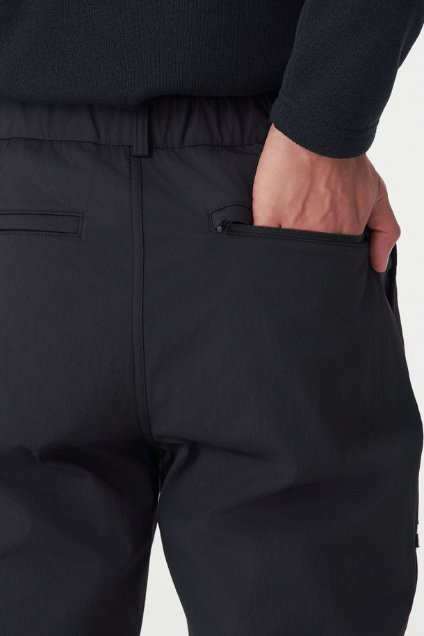 남성 레귤러핏 디본딩 퍼티그 팬츠는 겨울철 등산, 아웃도어 활동, 그리고 일상생활에서 폭넓게 활용 가능한 남성용 바지입니다. 블랙 컬러의 무지 디자인에, 두꺼운 두께감과 부드러운 촉감의 기모 안감을 더해 보온성을 높였습니다. 디본딩 구조로 제작되었으며, 허리 조절 끈과 밑단 스냅 단추, 그리고 밑단 조절 끈이 있어 활동성과 편안함을 동시에 제공합니다. 스포티, 미니멀, 워크웨어 스타일을 즐겨 입는 분들에게 적합하며, 등산룩, 캠핑룩, 출근룩 등 다양한 TPO에 매치할 수 있습니다. 신축성이 뛰어나 활동량이 많은 날에도 편안하게 착용할 수 있습니다.
