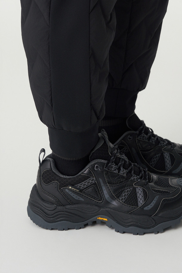 겨울철 하이킹, 캠핑 등 아웃도어 활동은 물론, 일상에서도 따뜻하고 스타일리시하게 착용 가능한 여성 튜브 다운 조거핏 팬츠입니다. RDS 리사이클 구스 다운 충전재를 사용하여 보온성과 경량성을 동시에 잡았으며, 튜브다운 구조로 다운의 뭉침을 방지해 더욱 쾌적하게 활동할 수 있습니다. 허리 스트링으로 사이즈 조절이 용이하며, 발목 밴딩 디테일이 조거핏을 더욱 돋보이게 합니다. 스포티, 캐주얼, 미니멀 스타일을 모두 소화하며, 어떤 상의와도 훌륭한 조화를 이룹니다. 블랙 컬러의 두꺼운 나일론 소재로 제작되어 겨울철 추위에도 끄떡없는 따뜻함을 선사합니다.
