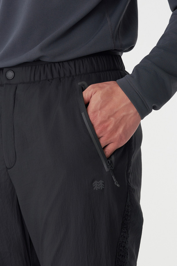 남성 폴라텍 알파 다이렉트 (Polartec Alpha Direct) BPL 팬츠는 하이킹과 백패킹에 적합한 남성용 등산 팬츠입니다. 블랙 컬러에 루즈핏으로 제작되었으며, 겨울철 보온성을 책임지는 두꺼운 두께감의 폴리에스터 소재를 사용했습니다. 내부에는 폴라텍 알파 다이렉트 120 안감을 적용하여 보온성과 통기성을 동시에 갖췄습니다. YKK 지퍼 사이드 포켓, 허리 안쪽 엘라스틱 밴드 및 스트링, 밑단 원단 보강 등의 디테일로 기능성을 높였으며, 스포티, 고프코어, 미니멀 스타일을 연출하기 좋습니다.
