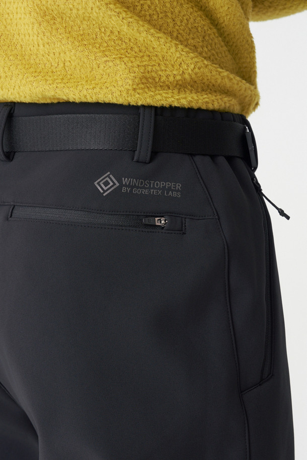 남성 윈드스토퍼 본딩 레귤러핏 팬츠는 겨울철 하이킹 및 캠핑 등 야외 활동에 적합한 방풍, 보온, 발수, 투습 기능을 갖춘 남성용 바지입니다. 윈드스토퍼 소재와 기모 안감, 두꺼운 두께로 뛰어난 보온성을 제공하며, 레귤러핏으로 편안한 착용감을 선사합니다. 허리 이밴드와 탈부착 벨트, 4개의 지퍼 포켓, 3M 리플렉티브 프린트, 본딩 처리 등 다양한 기능과 디테일로 활동성과 스타일을 동시에 만족시킵니다. 스포티, 고프코어, 미니멀 스타일의 등산룩, 캠핑룩을 연출하기 좋습니다. 블랙 색상으로 어떤 상의에도 잘 어울립니다.
