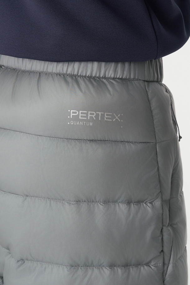 남성 BPL 다운 팬츠는 하이킹, 백패킹과 같은 아웃도어 활동에 최적화된 겨울용 다운 팬츠입니다. 퍼텍스 퀀텀 소재를 사용하여 방풍, 발수, 투습 기능을 갖추었으며, 경량성을 더해 활동성을 높였습니다. 유러피안 구스 다운 90:10, 필파워 800, 알파 다운 안감을 사용하여 뛰어난 보온성을 제공합니다. 루즈핏과 조거핏의 편안한 착용감, 밑단 스냅과 허리 스토퍼로 활동성을 더했으며, 사이드 포켓으로 수납성을 높였습니다. 캠핑룩, 등산룩, 고프코어 및 스포티, 미니멀 스타일을 즐기는 남성에게 적합합니다.
