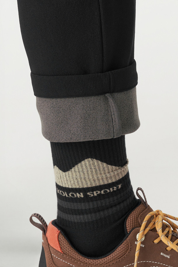 남성 테이퍼드핏 베이직 팬츠는 겨울철 등산 및 일상생활에서 활용하기 좋은 남성용 바지입니다. 발수 기능과 신축성을 갖춘 나일론, 폴리에스터 혼방 소재로 제작되어 편안한 착용감을 제공합니다. 무지 디자인에 블랙 컬러로 어떤 스타일에도 잘 어울리며, 테이퍼드핏으로 다리 라인을 깔끔하게 잡아줍니다. 이밴드 허리, 지퍼 포켓, 양옆 핸드 포켓, 뒷면 포켓 등 실용적인 디테일을 더해 활동성을 높였습니다. 미니멀, 클래식, 캐주얼 등 다양한 스타일을 연출할 수 있어 등산룩, 캠핑룩, 출근룩에 모두 활용 가능합니다.
