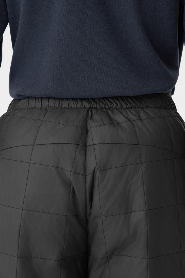 남성용 키퍼 디테쳐블 패딩 팬츠는 겨울철 등산 및 아웃도어 활동에 최적화된 방한 바지입니다. 발수, 방풍 기능을 갖춘 나일론 소재로 제작되었으며, 프리마로프트 블랙 안감을 사용하여 보온성을 높였습니다. 지퍼 탈착 방식으로 반바지 변형이 가능하여, 날씨 변화에 유연하게 대처할 수 있습니다. 레귤러핏으로 편안한 착용감을 제공하며, 밑단 스트링과 지퍼 포켓 디테일로 실용성을 더했습니다. 스포티, 고프코어, 미니멀 스타일을 모두 소화할 수 있는 디자인으로 등산룩, 캠핑룩에 잘 어울립니다.
