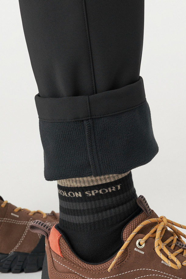 남성 윈드스토퍼 본딩 레귤러핏 팬츠는 겨울철 하이킹 및 캠핑 등 야외 활동에 적합한 방풍, 보온, 발수, 투습 기능을 갖춘 남성용 바지입니다. 윈드스토퍼 소재와 기모 안감, 두꺼운 두께로 뛰어난 보온성을 제공하며, 레귤러핏으로 편안한 착용감을 선사합니다. 허리 이밴드와 탈부착 벨트, 4개의 지퍼 포켓, 3M 리플렉티브 프린트, 본딩 처리 등 다양한 기능과 디테일로 활동성과 스타일을 동시에 만족시킵니다. 스포티, 고프코어, 미니멀 스타일의 등산룩, 캠핑룩을 연출하기 좋습니다. 블랙 색상으로 어떤 상의에도 잘 어울립니다.
