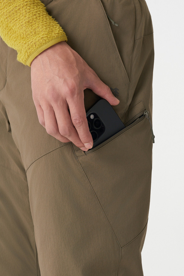 겨울철 아웃도어 활동에 최적화된 남성 패딩 팬츠입니다. 방수, 보온, 발수 기능으로 쾌적한 착용감을 제공하며, 신슐레이트 충전재를 사용하여 뛰어난 보온성을 자랑합니다. 카고 포켓과 무릎 절개 디테일이 돋보이며, 레귤러핏 디자인으로 편안한 활동성을 보장합니다. 등산룩, 캠핑룩, 고프코어 및 캐주얼, 워크웨어 스타일을 즐기는 남성분들께 추천합니다. 카키 컬러의 무지 디자인으로 어떤 상의와도 쉽게 매치할 수 있습니다.
