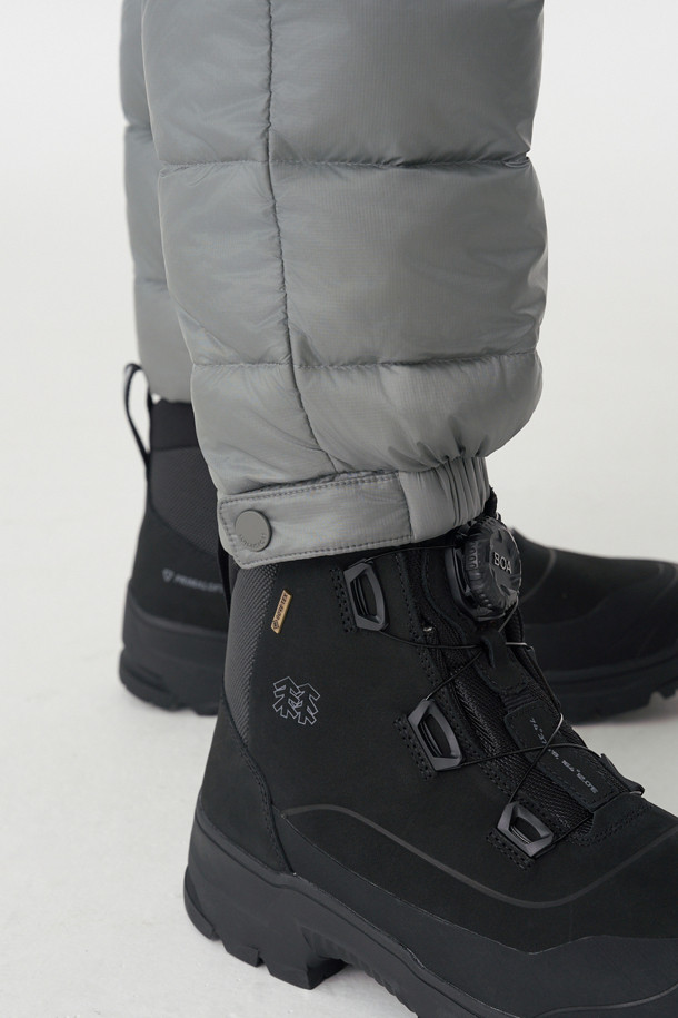 남성 BPL 다운 팬츠는 하이킹, 백패킹과 같은 아웃도어 활동에 최적화된 겨울용 다운 팬츠입니다. 퍼텍스 퀀텀 소재를 사용하여 방풍, 발수, 투습 기능을 갖추었으며, 경량성을 더해 활동성을 높였습니다. 유러피안 구스 다운 90:10, 필파워 800, 알파 다운 안감을 사용하여 뛰어난 보온성을 제공합니다. 루즈핏과 조거핏의 편안한 착용감, 밑단 스냅과 허리 스토퍼로 활동성을 더했으며, 사이드 포켓으로 수납성을 높였습니다. 캠핑룩, 등산룩, 고프코어 및 스포티, 미니멀 스타일을 즐기는 남성에게 적합합니다.
