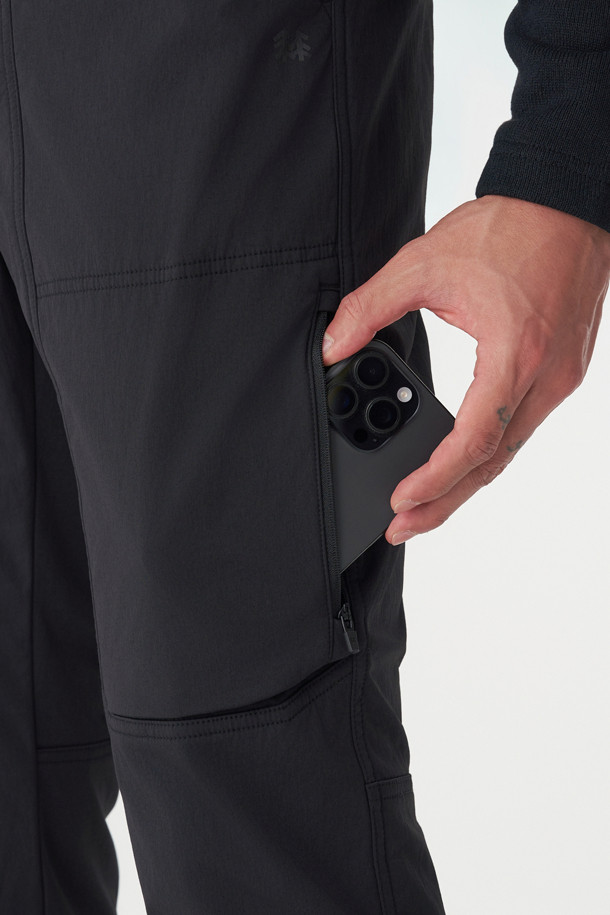 남성 레귤러핏 디본딩 퍼티그 팬츠는 겨울철 등산, 아웃도어 활동, 그리고 일상생활에서 폭넓게 활용 가능한 남성용 바지입니다. 블랙 컬러의 무지 디자인에, 두꺼운 두께감과 부드러운 촉감의 기모 안감을 더해 보온성을 높였습니다. 디본딩 구조로 제작되었으며, 허리 조절 끈과 밑단 스냅 단추, 그리고 밑단 조절 끈이 있어 활동성과 편안함을 동시에 제공합니다. 스포티, 미니멀, 워크웨어 스타일을 즐겨 입는 분들에게 적합하며, 등산룩, 캠핑룩, 출근룩 등 다양한 TPO에 매치할 수 있습니다. 신축성이 뛰어나 활동량이 많은 날에도 편안하게 착용할 수 있습니다.
